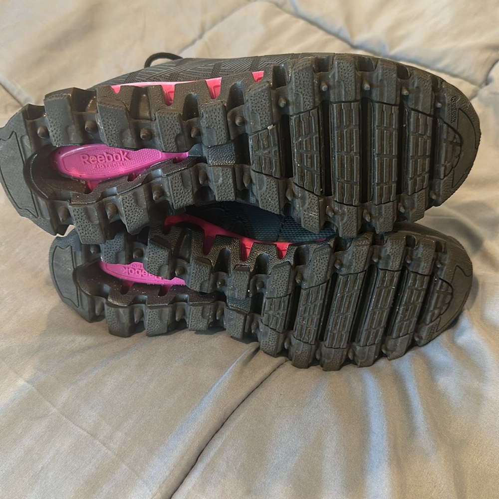 Size 5 Reebok shoes - Picture 3 of 4